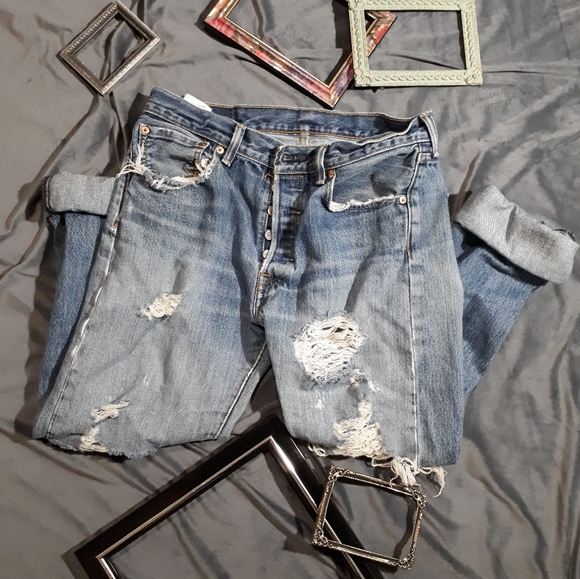 Distressed Levi's 501 Boyfriend jeans 🤯 - Picture 3 of 7